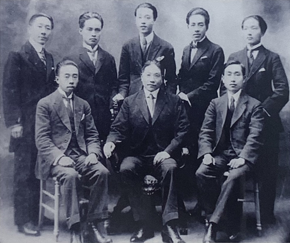 熊庆来(前右一)与云南留法学生合影